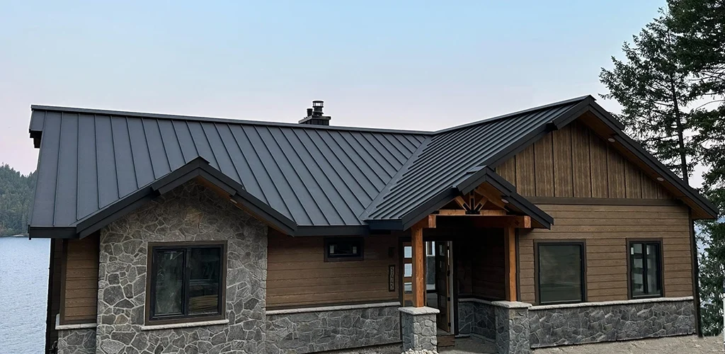This residential lake home in Post Falls, ID displays Steelscape's Natural Matte® Carbon finsh on its roofing.