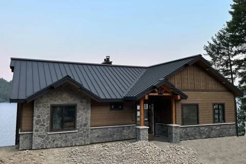 This residential lake home in Post Falls, ID displays Steelscape's Natural Matte® Carbon finsh on its roofing.
