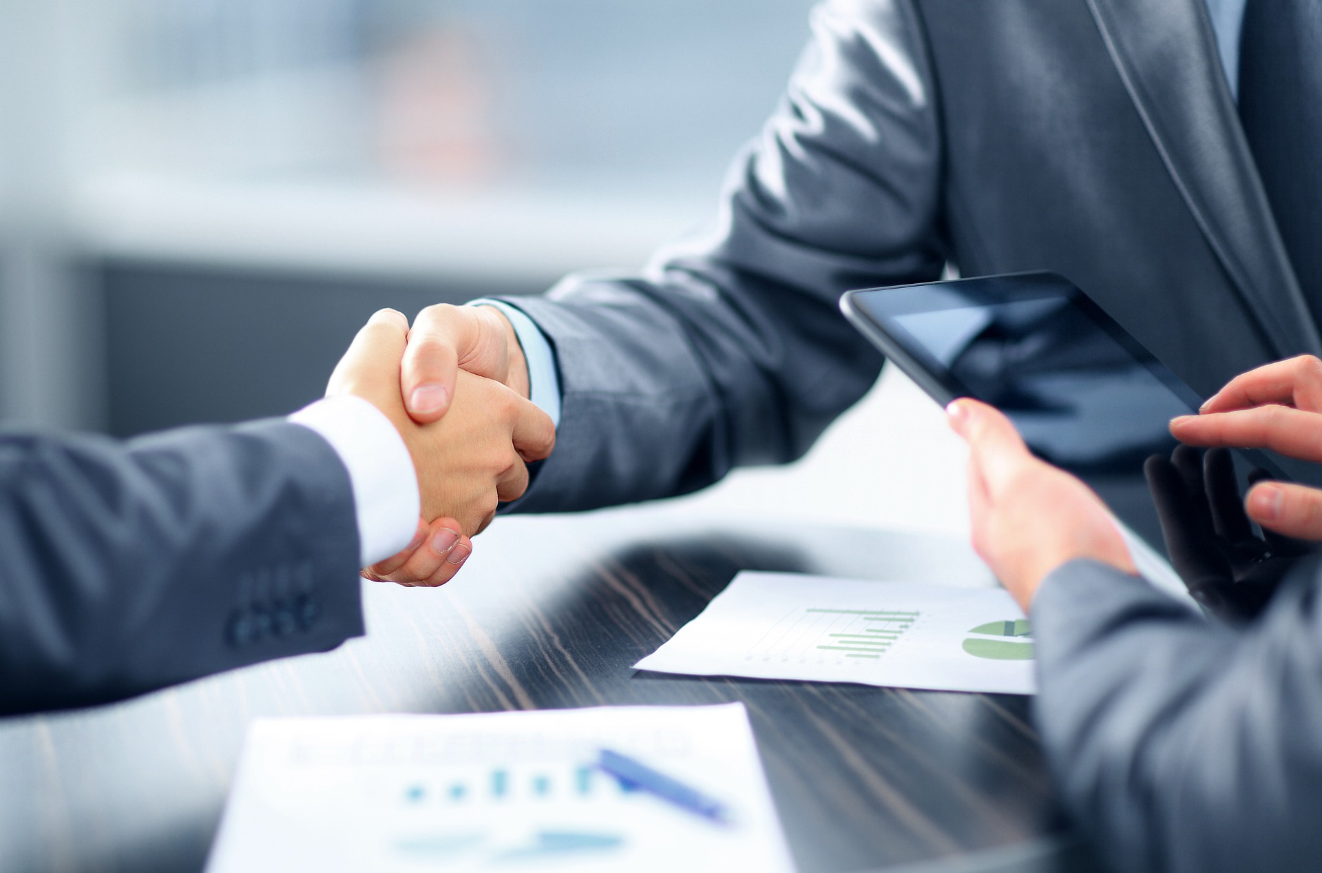 finance-4858797_1920 Business Man Handshake
